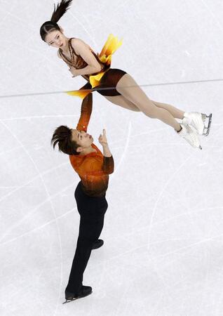 ペア・ＳＰ　演技する長岡柚奈（上）、森口澄士組＝ミラノ（共同）