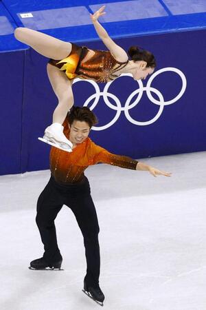 ペア・ＳＰ　演技する長岡柚奈（上）、森口澄士組＝ミラノ（共同）