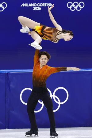 ペア・ＳＰ　演技する長岡柚奈（上）、森口澄士組＝ミラノ（共同）