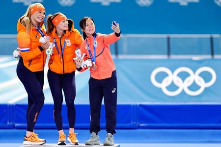 女子５００メートルで金メダルのフェムケ・コク（中央）、銀メダルのユタ・レールダム（左）と自撮りする銅メダルの高木美帆＝ミラノ（共同）