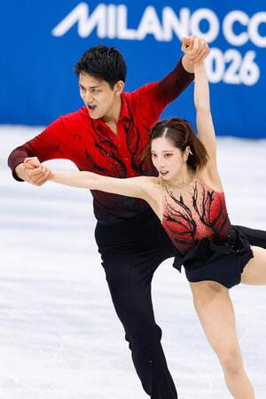 ペア・ＳＰ　演技する三浦璃来（右）、木原龍一組＝ミラノ（共同）