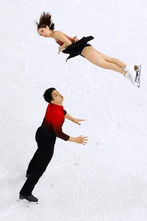ペア・ＳＰ　演技する三浦璃来（上）、木原龍一組＝ミラノ（共同）