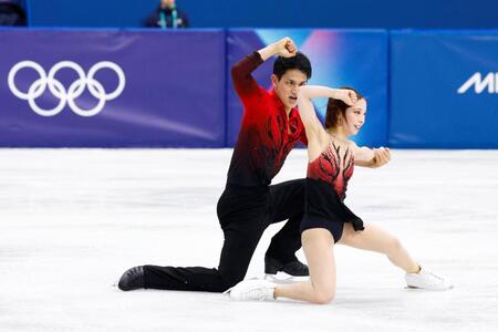 ペア・ＳＰ　演技する三浦璃来（右）、木原龍一組＝ミラノ（共同）