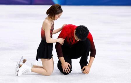 ペア・ＳＰの演技を終え、木原龍一（右）を心配そうに見る三浦璃来＝ミラノ（共同）