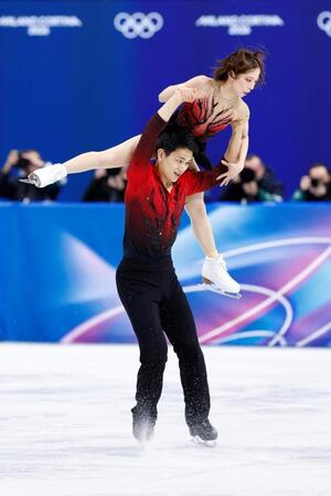 ペア・ＳＰ　リフトでバランスを崩す三浦璃来（上）、木原龍一組＝ミラノ（共同）