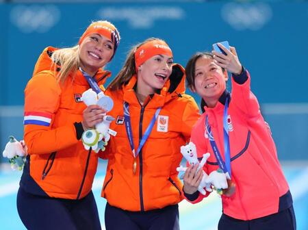 女子５００メートルで金メダルのフェムケ・コク（中）、銀メダルのユタ・レールダム（左）と記念撮影する銅メダルの高木美帆