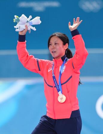 女子５００メートルで銅メダルを獲得し笑顔を見せる高木美帆