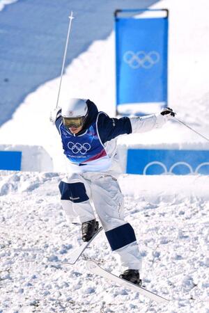 男子デュアルモーグル決勝で滑走する堀島行真（共同）