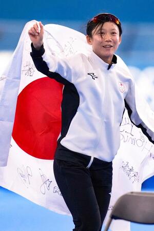 スピードスケート女子５００メートルで銅メダルを獲得し、日の丸を掲げる高木美帆＝15日、ミラノ（共同）
