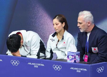 ペアＳＰ　演技を終えうなだれる木原龍一（左）と三浦璃来（中）
