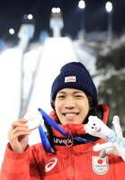 　銀メダルを手に笑顔の二階堂蓮（撮影・吉澤敬太）