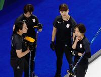 日本－韓国　第８エンドに３点を奪われ、厳しい表情で話す（右から）吉村、小谷、小野寺、近江谷＝コルティナダンペッツォ（共同）