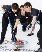 日本－韓国　第10エンド、スイープする小谷（左）と小野寺（右）。奥は近江谷＝コルティナダンペッツォ（共同）