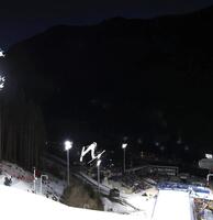 プレダッツォの山々へ向かって飛び出す丸山希＝プレダッツォ・ジャンプ競技場（撮影・吉澤敬太）