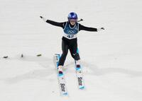 女子個人ラージヒル　２回目の飛躍で着地を決める高梨沙羅＝プレダッツォ（共同）