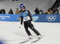 女子個人ラージヒル　２回目の飛躍を終えた高梨沙羅＝プレダッツォ（共同）