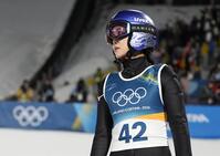 女子個人ラージヒル　２回目の飛躍を終えた高梨沙羅＝プレダッツォ（共同）