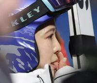 試合後、涙を拭う高梨沙羅＝プレダッツォ・ジャンプ競技場（撮影・吉澤敬太）