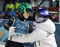 女子個人ラージヒルで２回目の飛躍を終え、高梨沙羅（右）に迎えられる伊藤有希＝プレダッツォ（共同）