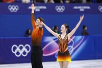 ペア・ＳＰの演技を終え、あいさつする長岡柚奈（右）、森口澄士組＝ミラノ（共同）