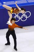 ペア・ＳＰ　演技する長岡柚奈（上）、森口澄士組＝ミラノ（共同）