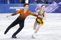 ペア・ＳＰ　演技する長岡柚奈（右）、森口澄士組＝ミラノ（共同）