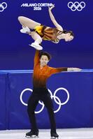 ペア・ＳＰ　演技する長岡柚奈（上）、森口澄士組＝ミラノ（共同）