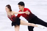 ペア・ＳＰ　演技する三浦璃来（左）、木原龍一組＝ミラノ（共同）