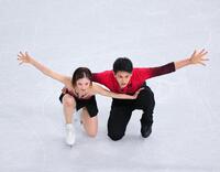 ペアＳＰ　演技する三浦璃来（左）、木原龍一組