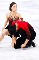 ペア・ＳＰの演技を終え、木原龍一（手前）の背中に手をやる三浦璃来＝ミラノ（共同）