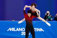 ペア・ＳＰ　リフトでバランスを崩す三浦璃来（上）、木原龍一組＝ミラノ（共同）