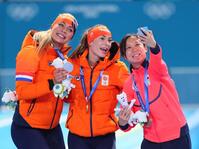 女子５００メートルで金メダルのフェムケ・コク（中）、銀メダルのユタ・レールダム（左）と記念撮影する銅メダルの高木美帆