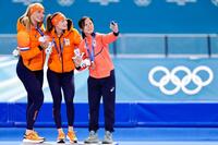 女子５００メートルで金メダルのフェムケ・コク（中央）、銀メダルのユタ・レールダム（左）と自撮りする銅メダルの高木美帆＝ミラノ（共同）