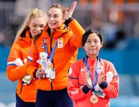 女子５００メートルで銅メダルを獲得した高木美帆（手前）＝ミラノ（共同）