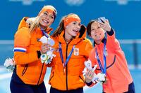 女子５００メートルで金メダルのフェムケ・コク（中央）、銀メダルのユタ・レールダム（左）と自撮りする銅メダルの高木美帆＝ミラノ（共同）