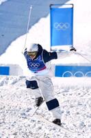 男子デュアルモーグル決勝で滑走する堀島行真（共同）