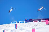 男子デュアルモーグル決勝で第１エアを決める堀島行真（左）＝共同