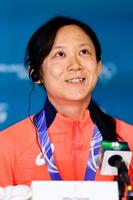 女子５００メートルで銅メダルを獲得し、記者会見で笑顔を見せる高木美帆＝ミラノ（共同）