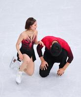 ペアＳＰの演技を終え、肩を落とす木原龍一（右）に寄り添う三浦璃来