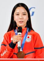 メダルを胸に記者会見するノルディックスキー・ジャンプ女子の高梨沙羅（共同）