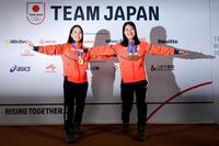 メダルを胸にテレマークのポーズをとるノルディックスキー・ジャンプ女子の高梨沙羅（左）と丸山希（共同）