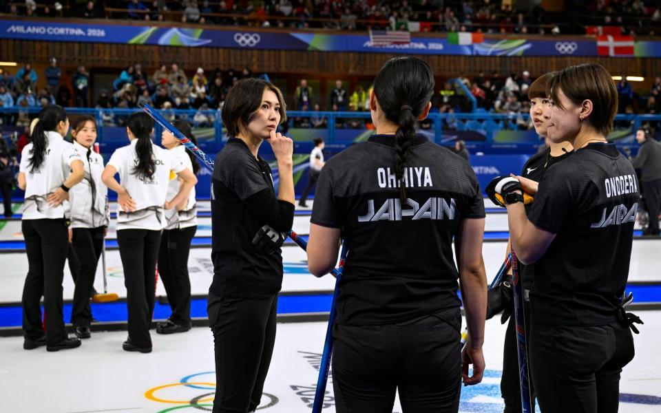 　同点で第７エンドを終え、話し合う吉村（手前左端）ら＝コルティナダンペッツォ（共同）