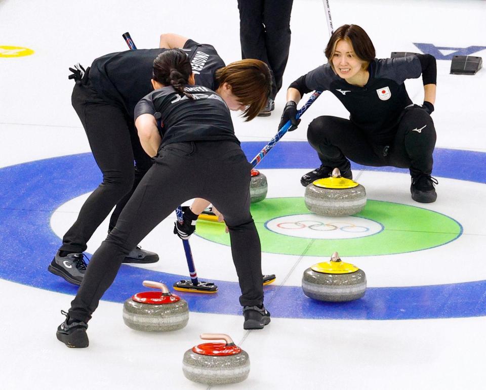 　第７エンド、指示を出す吉村（右）＝コルティナダンペッツォ（共同）