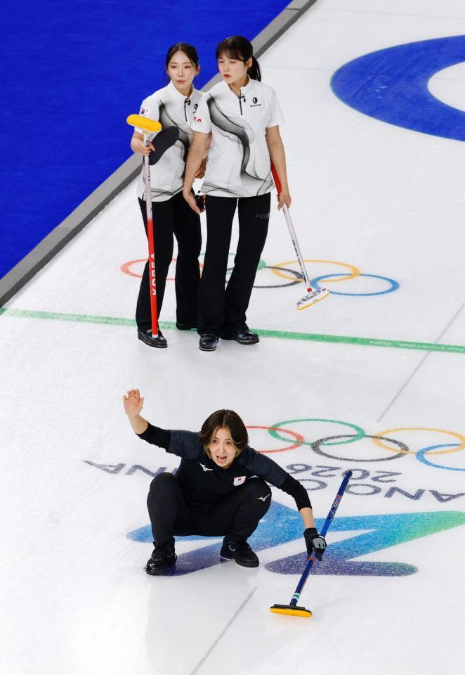 　第６エンド、指示を出す吉村（下）＝コルティナダンペッツォ（共同）