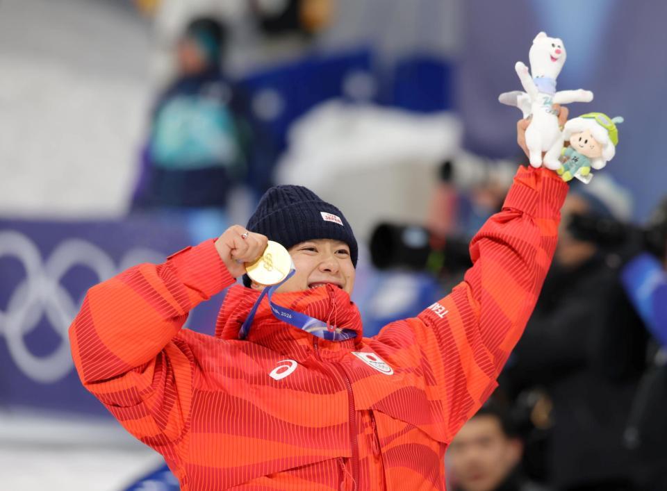 金メダルを手に喜ぶ戸塚優斗（撮影・吉澤敬太）