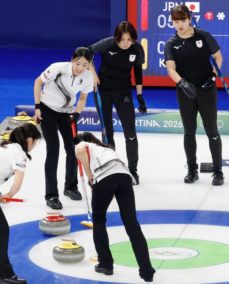 日本－韓国　第９エンド、韓国のショットを見つめる吉村（右から２人目）＝コルティナダンペッツォ（共同）