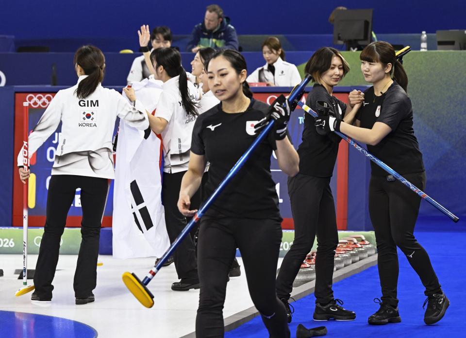 　韓国に敗れ引き揚げる、（右から）小谷、吉村、近江谷（写真提供・共同通信社）