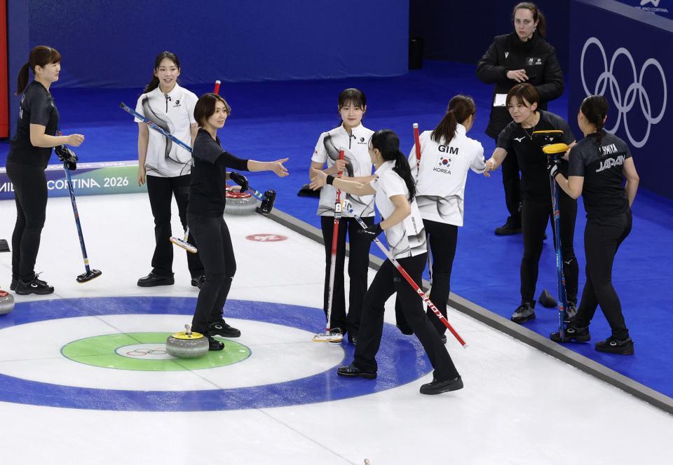 韓国に敗れた吉村（左から３人目）ら日本チーム＝コルティナダンペッツォ（共同）