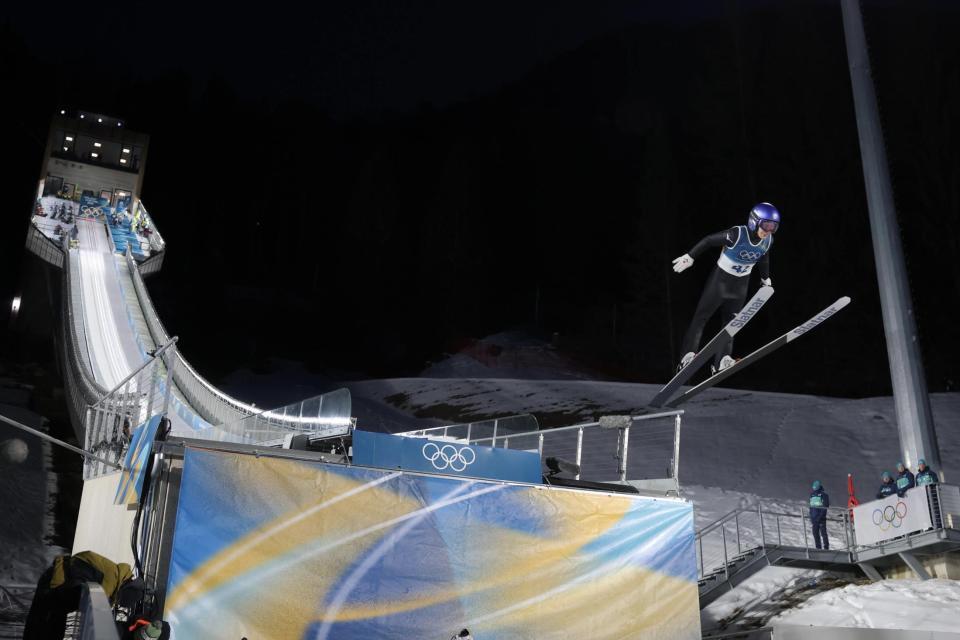 ラージヒルから飛び出す高梨沙羅＝プレダッツォ・ジャンプ競技場（撮影・吉澤敬太）