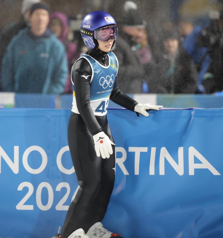 飛躍を終えた高梨沙羅＝プレダッツォ・ジャンプ競技場（撮影・吉澤敬太）